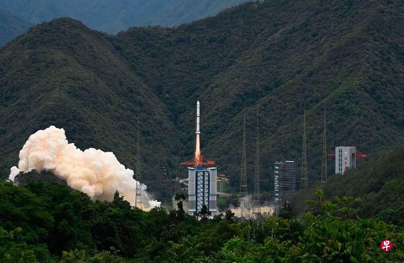 搭载中法天文卫星（SVOM）的长征二号丙运载火箭，星期六（6月22日）下午3时在中国西昌卫星发射中心发射升空。（法新社）