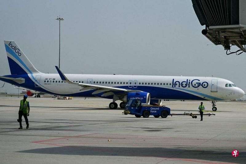 印度据报对中国恢复直航的呼吁置之不理，印度外交部星期五说，中印边境的和平与安宁对两国关系正常化至关重要。图为印度靛蓝航空一架飞机停在班加罗尔国际机场。 （法新社）