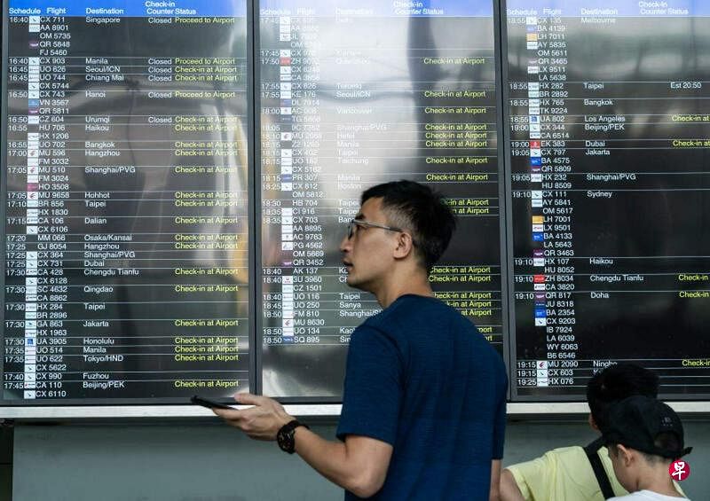 港铁香港站“市区预办登机”处电子屏幕星期天（6月23日）显示“在机场办理登机手续”信息。当天，香港机场管理局称，香港国际机场电脑系统发生故障，航班资讯更新受到影响。（中新社）