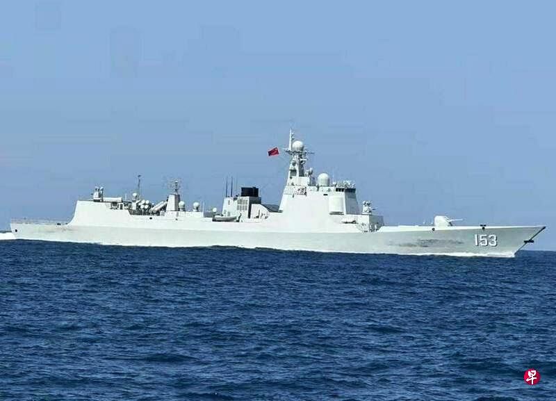 台湾澎湖渔民上星期四（6月20日）在海峡中线附近，拍摄到中国大陆海军052C型导弹驱逐舰西安号。（互联网）