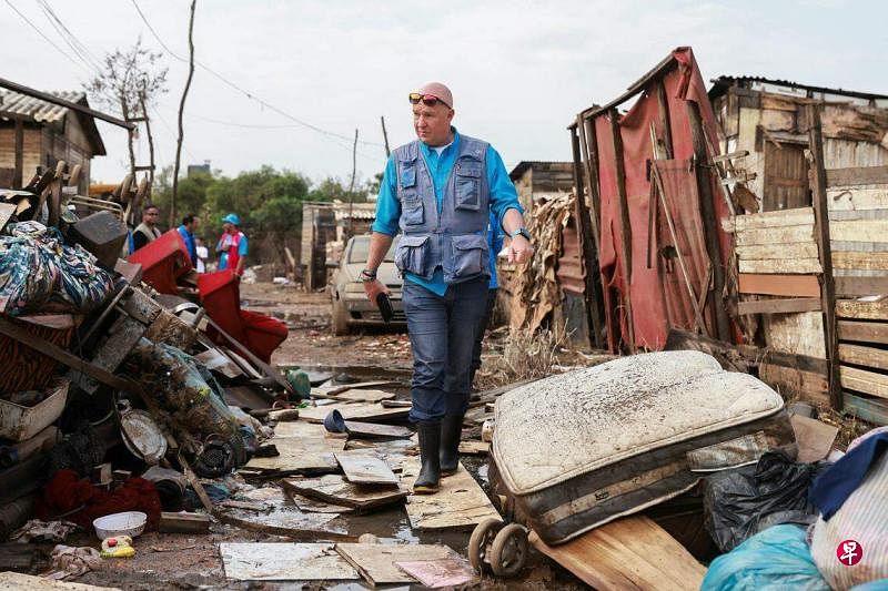 联合国难民署气候行动特别顾问安德鲁·哈珀，6月23日到巴西南里奥格兰德州阿雷格里港（Porto Alegre）一处洪水灾区视察。（路透社）