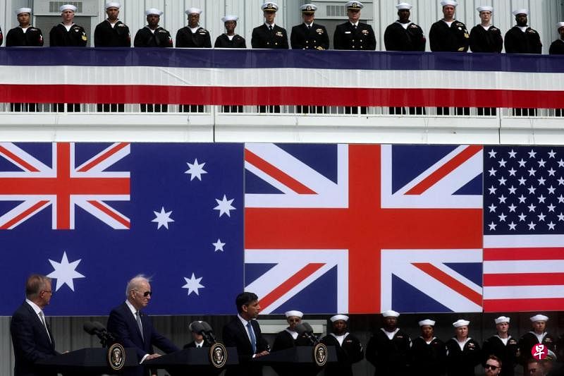 2023年3月13日，澳英美首脑（左下起）阿尔巴尼斯、拜登和苏纳克，在加州圣迭戈海军基地举行三边会议后公开致辞。（路透社）