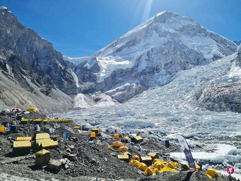 气候变化加剧尼泊尔所面对的天灾。4月18日，在珠穆朗玛峰大本营索卢昆布县（Solukhumbu）的雪崩十周年之际，由12名军人和18名登山者组成的队伍清理积雪变薄后暴露的登山者遗体和垃圾。（法新社）