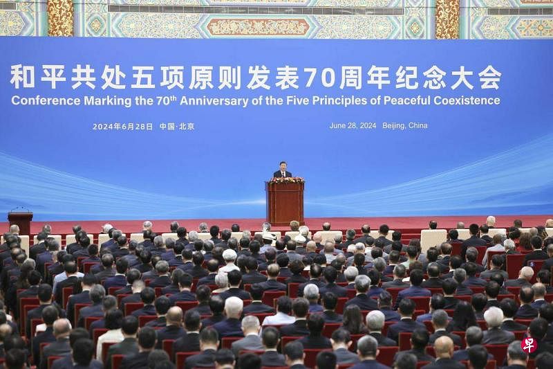 中国6月28日在北京人民大会堂举行和平共处五项原则发表70周年纪念大会，并发布北京宣言，对这五项原则做出进一步诠释。（新华社）