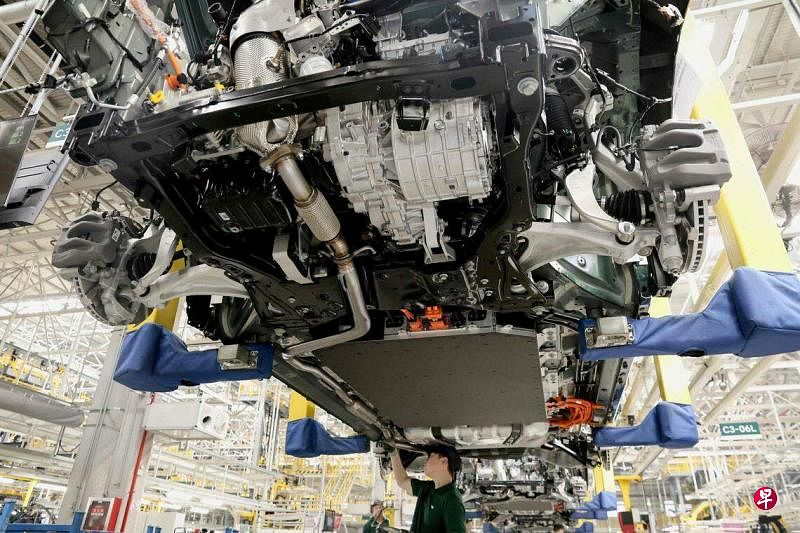 6月14日在中国江苏省常州的理想汽车（ Li Auto）的工厂内，一名技术工人在生产线上进行检查。（法新社）