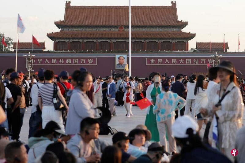 数据显示，截至2023年底，中共党员总数比上年净增114万4000名。图为大批游客6月12日在北京天安门广场。（路透社）
