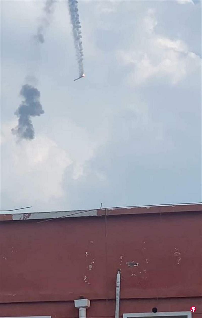 中国许多网民星期天（6月30日）发视频称，河南省巩义市发生巨响，有圆柱形物体从空中坠落并在落地后起火。（互联网）