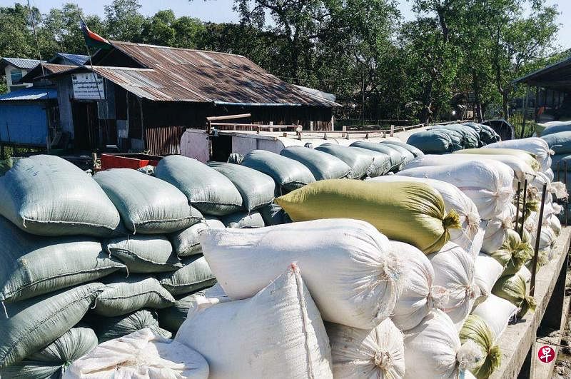 缅甸一不愿透露姓名的碾米厂老板说：“按军政府的标准价格水平出售大米会使我们蒙受损失。”（档案照片）