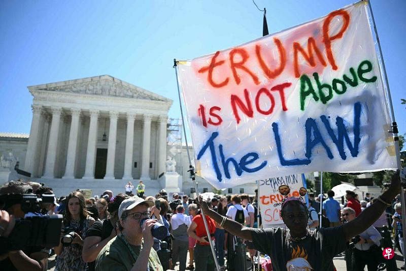 7月1日，美国最高法院就特朗普的总统豁免权主张作出裁决之际，大批民众在法院外集会示威，抨击特朗普将自己凌驾于法律之上。（法新社）