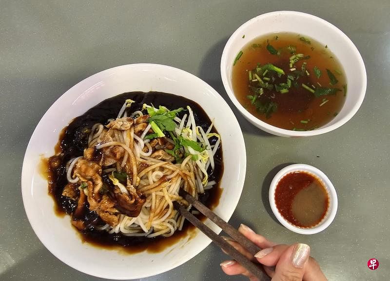 华兴牛肉粉的干捞牛肉粉，卤酱以牛肉汤制作，牛肉片厚度适中，吃起来香滑可口。（黄亿敏摄）