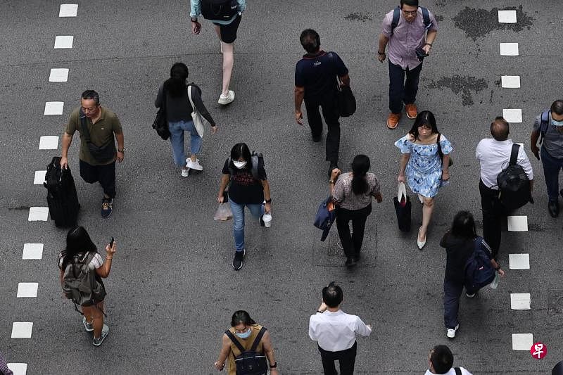 这一代的壮龄人来到“换登记”的时刻，其实也算是一个换牌的机会，规划得好，未来几十年可以把日子过得更壮阔。（陈渊庄摄）