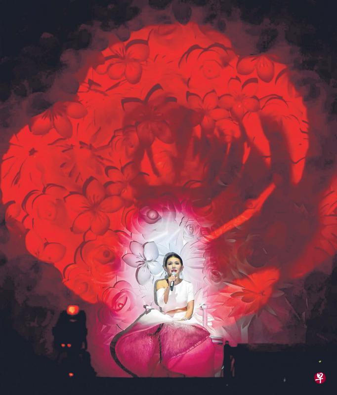 张清芳演唱会的舞台打造成皇家花园风,她坐在花墙宝座上演唱。(照片由Hype Records提供) 张清芳演唱会的舞台打造成皇家花园风,她坐在花墙宝座上演唱。(照片由Hype Records提供)