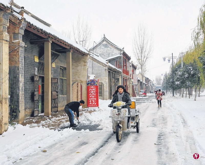 朱仙镇木板年画街雪后即景。