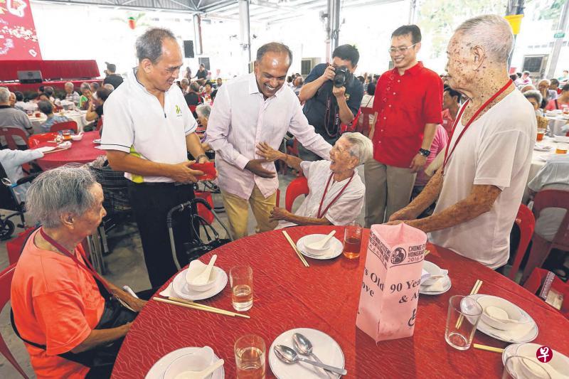 超过1400名义顺忠邦区的年长居民昨天上午过了个早年,从负责该区事务的内政部长兼律政部长尚穆根(左三)手中接获红包和礼包等。这是忠邦区20多年来,在农历新年前举办的盛大庆祝活动之一。年长者获得40元至200元不等的红包,以及装有粮食和金禧国庆SG50纪念钞封套的礼包。(陈斌勤摄) 超过1400名义顺忠邦区的年长居民昨天上午过了个早年,从负责该区事务的内政部长兼律政部长尚穆根(左三)手中接获红包和礼包等。这是忠邦区20多年来,在农历新年前举办的盛大庆祝活动之一。年长者获得40元至200元不等的红包,以及装有粮食和金禧国庆SG50纪念钞封套的礼包。(陈斌勤摄)