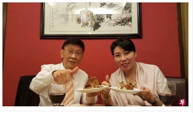 78岁秦淮在生日前夕宣布和38岁女馆长李玉洁注册结婚。 78岁秦淮在生日前夕宣布和38岁女馆长李玉洁注册结婚。