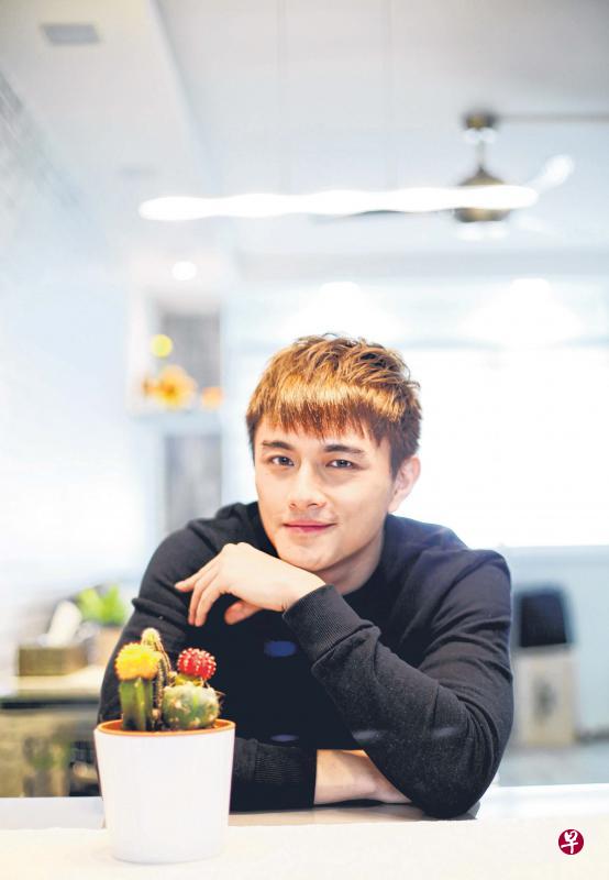 包勋评告诉记者,在单亲家庭长大的他,从小就盼望着快点长大,想做一株任何环境都能生长的仙人掌。 包勋评告诉记者,在单亲家庭长大的他,从小就盼望着快点长大,想做一株任何环境都能生长的仙人掌。