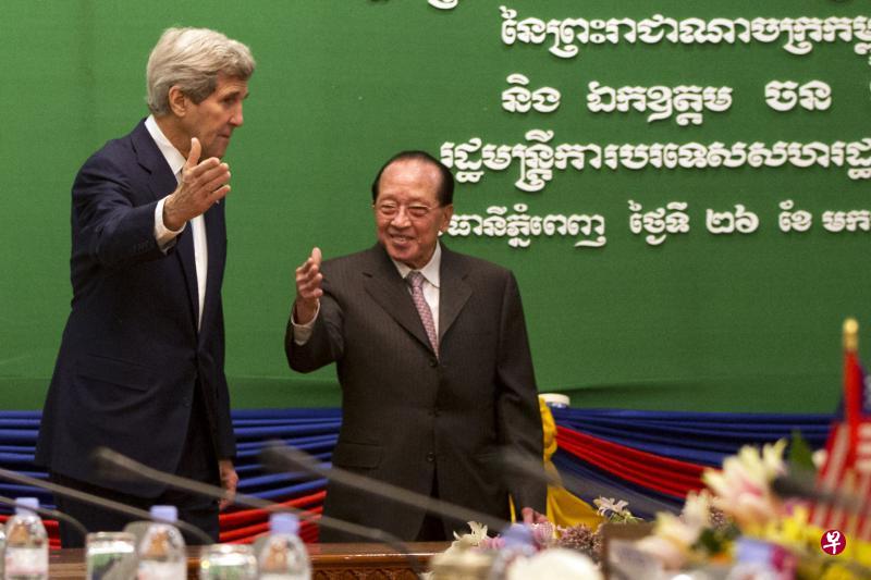 柬埔寨外长贺南洪(右)上个月26日在金边同美国国务卿克里(左)会面。(法新社) 柬埔寨外长贺南洪(右)上个月26日在金边同美国国务卿克里(左)会面。(法新社)