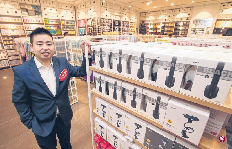 名创优品创办人叶国富:我们两年内在中国开了1000家分店,要三年内在新加坡开100家分店,对我们来说是小意思。(邬福梁摄) 名创优品创办人叶国富:我们两年内在中国开了1000家分店,要三年内在新加坡开100家分店,对我们来说是小意思。(邬福梁摄)