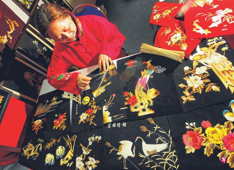 朱伟民在“春城洋溢华夏情”新达成展区示范如何制作草编麦秆画。(陈来福摄) 朱伟民在“春城洋溢华夏情”新达成展区示范如何制作草编麦秆画。(陈来福摄)