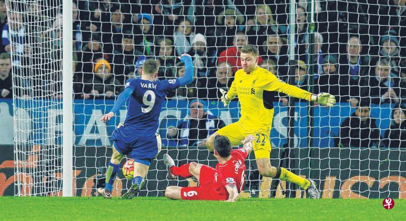 莱斯特前锋瓦尔迪(左)攻入个人本赛季第18个进球。(路透社) 莱斯特前锋瓦尔迪(左)攻入个人本赛季第18个进球。(路透社)