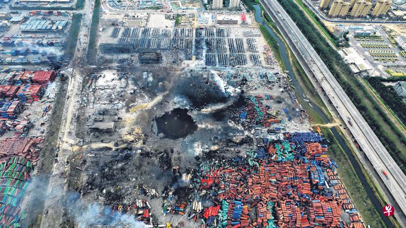 天津港瑞海公司危险品仓库去年8月12日发生特别重大火灾爆炸事故,图为事故现场当时形成大坑。(新华社) 天津港瑞海公司危险品仓库去年8月12日发生特别重大火灾爆炸事故,图为事故现场当时形成大坑。(新华社)