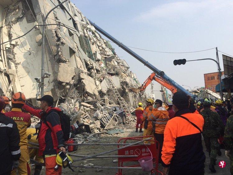 台湾“全国土木技师公会”成员正评估如何在房屋坍塌结构里打出通道。记者綦守钰/摄影 台湾“全国土木技师公会”成员正评估如何在房屋坍塌结构里打出通道。记者綦守钰/摄影