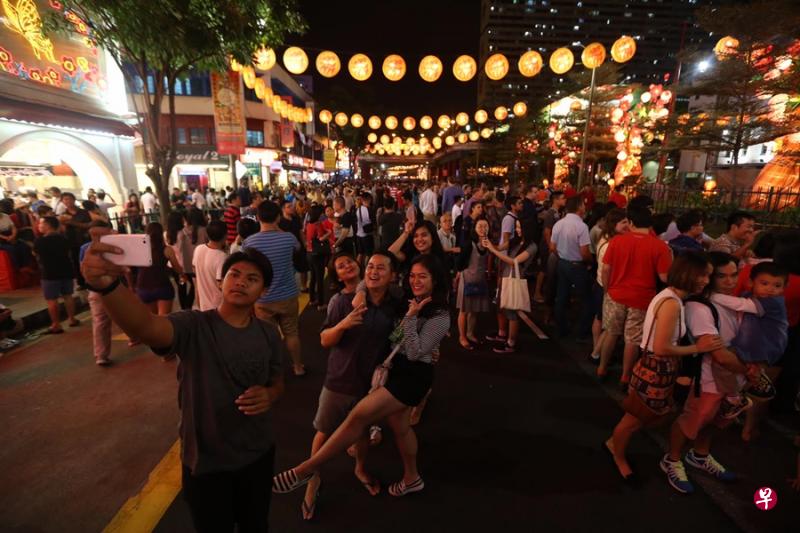 虽然下着细雨,但牛车水仍然人山人海。(叶振忠摄) 虽然下着细雨,但牛车水仍然人山人海。(叶振忠摄)