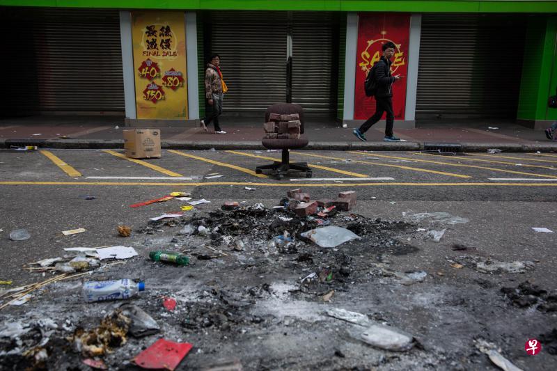 旺角街头今晨满目疮痍,暴民纵火的路面上一片狼藉(法新社) 旺角街头今晨满目疮痍,暴民纵火的路面上一片狼藉(法新社)