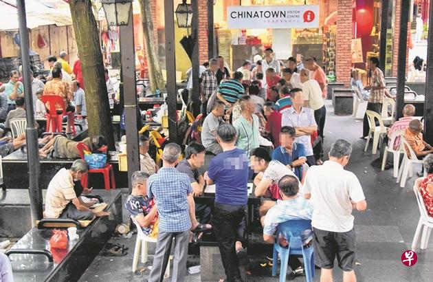 牛车水舞台和牛车水游客中心旁的亭子,有四五十人聚集在五六桌下棋玩牌。 牛车水舞台和牛车水游客中心旁的亭子,有四五十人聚集在五六桌下棋玩牌。