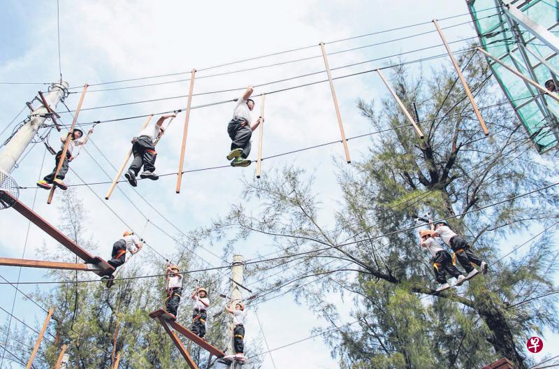绿苑小学去年起以户外教育推行生活教育项目，至今已有大约1500名学生从中获益。（绿苑小学提供）
