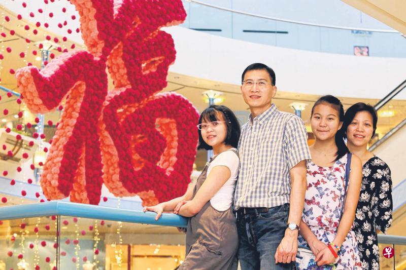 (左起)张思玄、张隆恩、张思源与沈慧森,一家人远在欧洲生活,却很重视华人传统,新年一定要回新加坡过年。 (左起)张思玄、张隆恩、张思源与沈慧森,一家人远在欧洲生活,却很重视华人传统,新年一定要回新加坡过年。