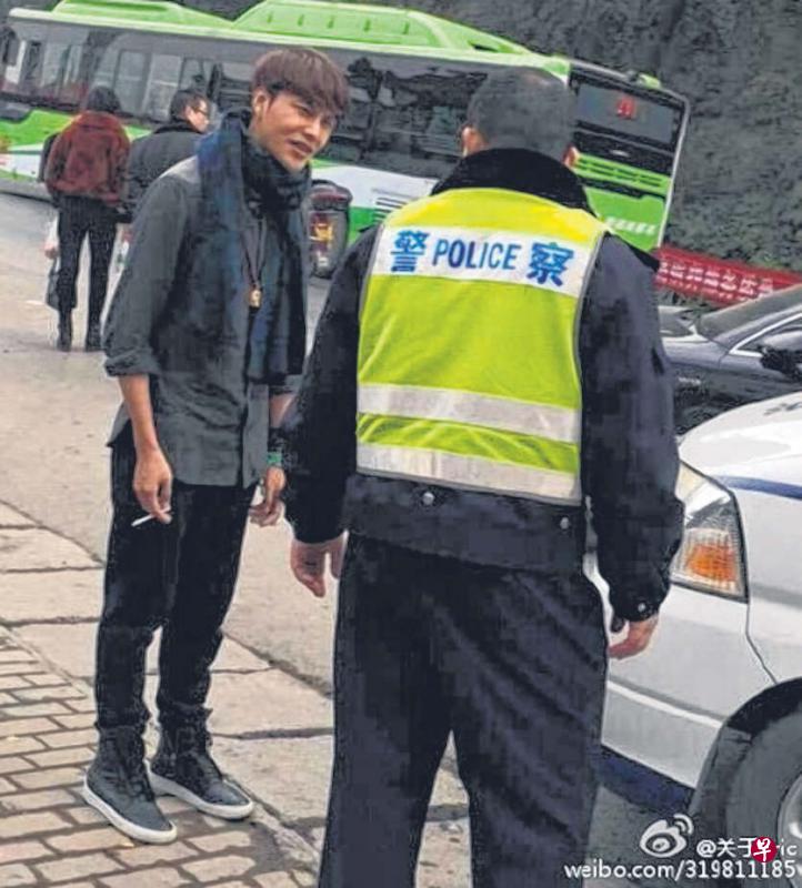 陈坤(左)在重庆出车祸,正跟警察解释状况。(翻摄关于Eric微博) 陈坤(左)在重庆出车祸,正跟警察解释状况。(翻摄关于Eric微博)