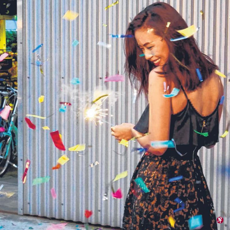 林慧玲昨早在社交媒体上载背部回头美照,宣布“我要退休了”,引爆震撼弹。(Instagram图) 林慧玲昨早在社交媒体上载背部回头美照,宣布“我要退休了”,引爆震撼弹。(Instagram图)