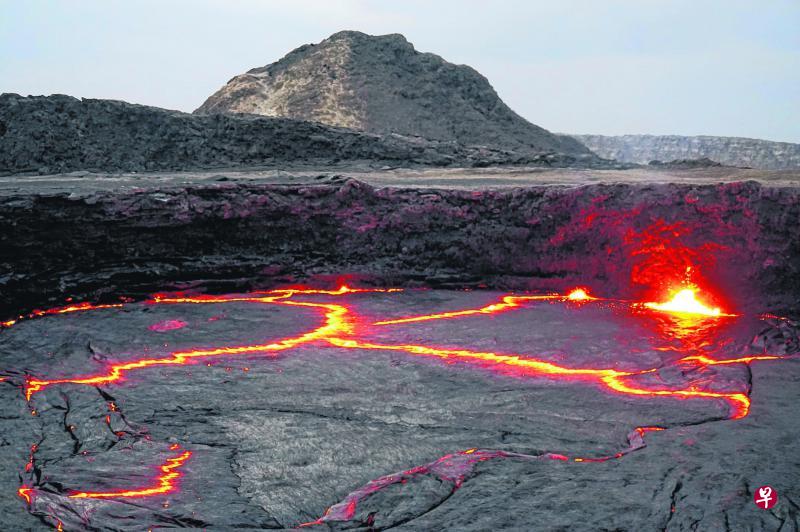 活跃的火山是凹地里的奇观。 活跃的火山是凹地里的奇观。