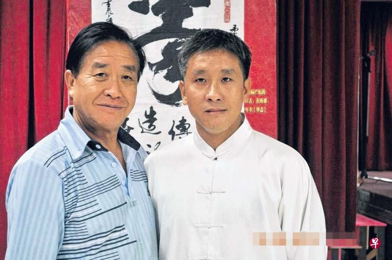 2004年,初出茅庐的朱向前(右)随父亲朱天才来到新加坡教授太极拳。 2004年,初出茅庐的朱向前(右)随父亲朱天才来到新加坡教授太极拳。