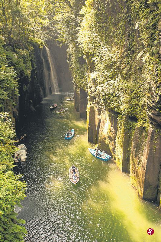 在气势万千的高千穗峡谷划船。 在气势万千的高千穗峡谷划船。