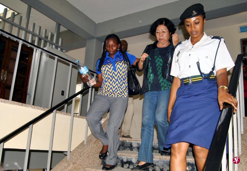 非洲象牙走私活动高度集中在喀麦隆、刚果和加蓬的保护区,以及东非,特别是坦桑尼亚。图为号称“象牙皇后”的中国女子杨凤兰去年被坦桑尼亚当局逮捕面控后走出法庭。(路透社) 非洲象牙走私活动高度集中在喀麦隆、刚果和加蓬的保护区,以及东非,特别是坦桑尼亚。图为号称“象牙皇后”的中国女子杨凤兰去年被坦桑尼亚当局逮捕面控后走出法庭。(路透社)