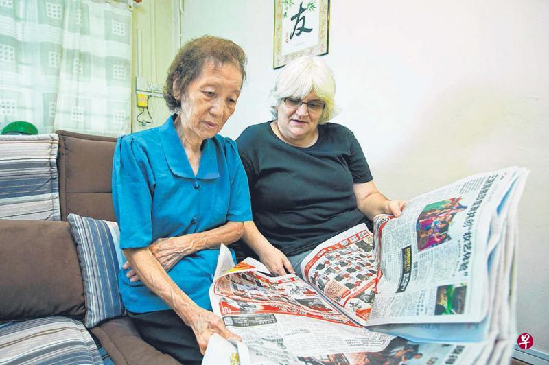 白雪丽(右)从本地干妈杨娇身上学到了自学语言的经验。 白雪丽(右)从本地干妈杨娇身上学到了自学语言的经验。