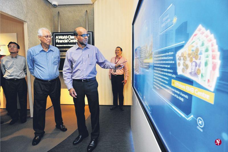 荣誉国务资政吴作栋(左)和副总理尚达曼参观昨日刚开幕的金管局展览馆。(海峡时报) 荣誉国务资政吴作栋(左)和副总理尚达曼参观昨日刚开幕的金管局展览馆。(海峡时报)