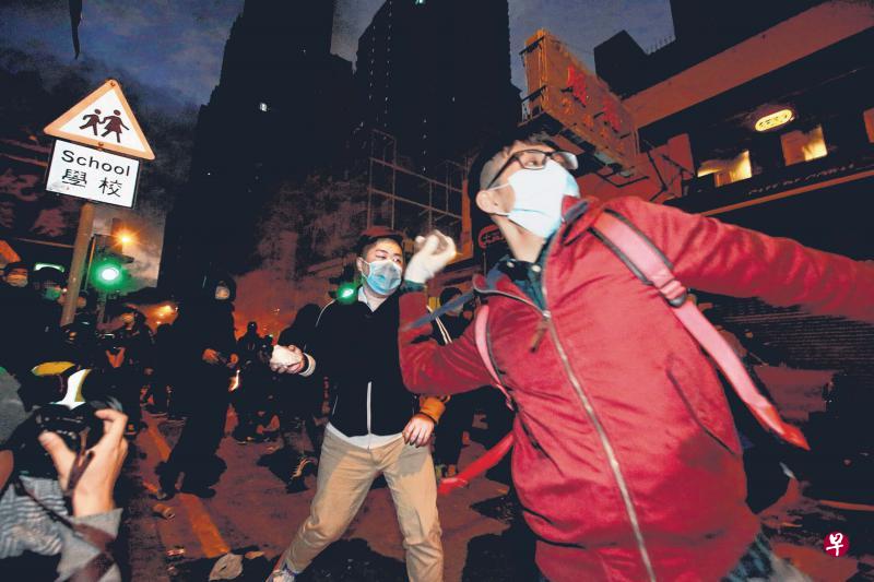 香港立法会议员葛佩帆提出效法外国,针对非法集会行为订立“禁蒙面法”。大图为年初二(9日)在旺角暴乱中掷砖攻击警方的蒙面抗议者。(法新社/南华早报) 香港立法会议员葛佩帆提出效法外国,针对非法集会行为订立“禁蒙面法”。大图为年初二(9日)在旺角暴乱中掷砖攻击警方的蒙面抗议者。(法新社/南华早报)