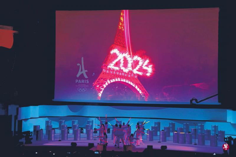 巴黎奥申委为2024年奥运会进行正式陈述时,呈献文娱表演。(法新社) 巴黎奥申委为2024年奥运会进行正式陈述时,呈献文娱表演。(法新社)