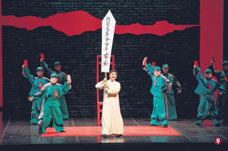 《百年戏楼》中红卫兵戴着红领巾的情景,让人错愕。 《百年戏楼》中红卫兵戴着红领巾的情景,让人错愕。