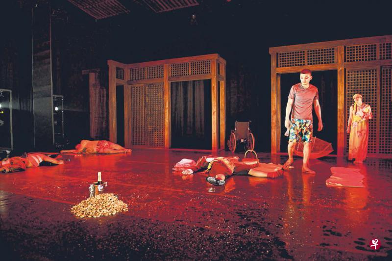 黄盈版的《麦克白》中,红色成为麦克白压力与不安的来源。(滨海艺术中心照片) 黄盈版的《麦克白》中,红色成为麦克白压力与不安的来源。(滨海艺术中心照片)