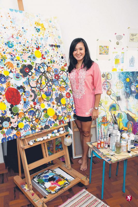 倩丽在公寓单位设立画室,旅居新加坡后成为全职画家兼插图师。 倩丽在公寓单位设立画室,旅居新加坡后成为全职画家兼插图师。