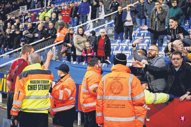 布伦特(左一)拿着击中他的硬币质问球迷,球场保安及时介入维持秩序。(路透社) 布伦特(左一)拿着击中他的硬币质问球迷,球场保安及时介入维持秩序。(路透社)