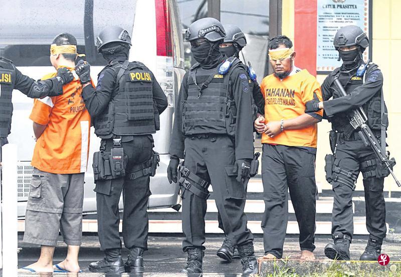 印尼88反恐特遣部队上周五在东爪哇玛琅市展开突击行动,逮捕了五名恐怖分子嫌犯。(路透社) 印尼88反恐特遣部队上周五在东爪哇玛琅市展开突击行动,逮捕了五名恐怖分子嫌犯。(路透社)