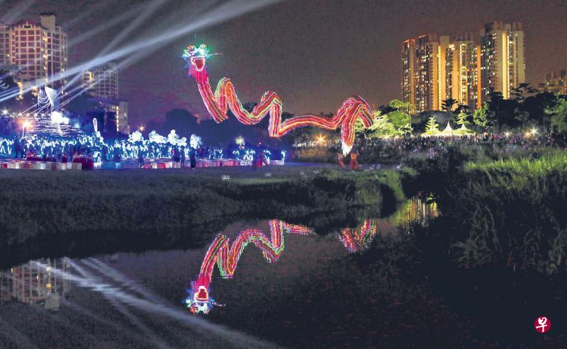 陕西66公尺夜光飞龙昨晚飞进碧山—宏茂桥公园,在全场五万多人齐声高喊“一个更璀璨的新加坡”之下,象征着我国“腾跃飞旋”迈向SG100的新篇章。(梁麒麟摄) 陕西66公尺夜光飞龙昨晚飞进碧山—宏茂桥公园,在全场五万多人齐声高喊“一个更璀璨的新加坡”之下,象征着我国“腾跃飞旋”迈向SG100的新篇章。(梁麒麟摄)