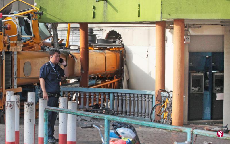 车祸发生后,警方到场调查。(刘启成摄) 车祸发生后,警方到场调查。(刘启成摄)