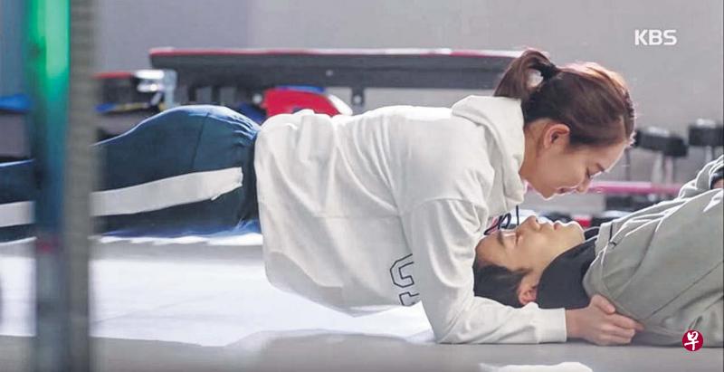 “Oh My Venus”中姜珠恩在进行平板支撑时,金英浩故意躺在下方,若女方无力支撑,就会与金英浩亲嘴。 “Oh My Venus”中姜珠恩在进行平板支撑时,金英浩故意躺在下方,若女方无力支撑,就会与金英浩亲嘴。