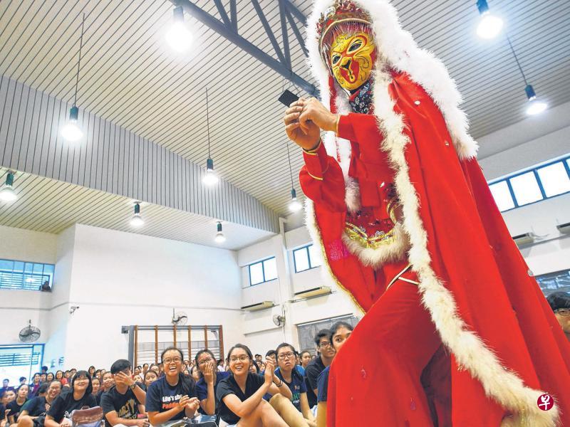 变脸艺人一身红袍,在瞬息间呈现一张张颜色各异的脸谱。 变脸艺人一身红袍,在瞬息间呈现一张张颜色各异的脸谱。